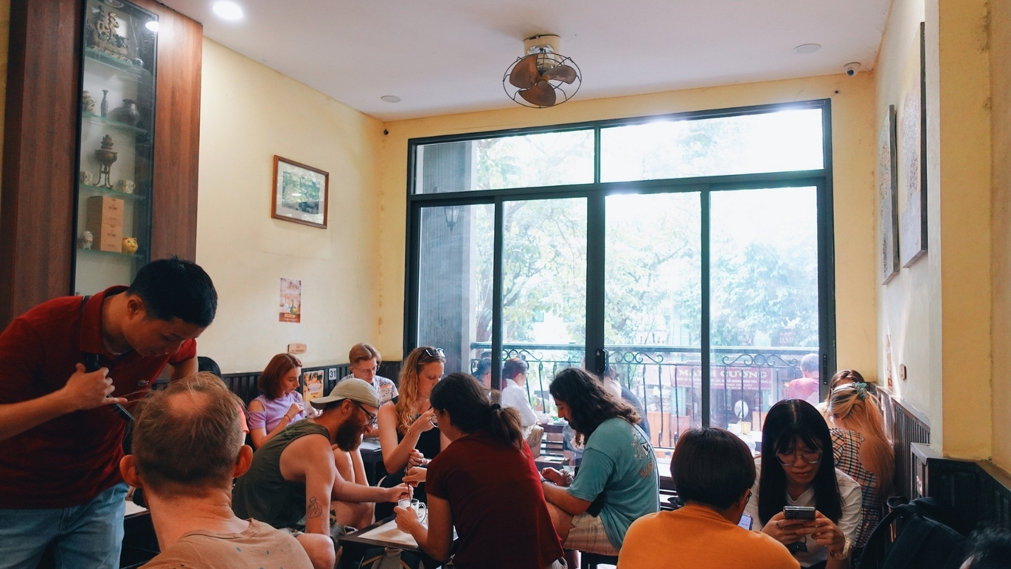 L'afflusso giornaliero di clienti al Caffè Giang