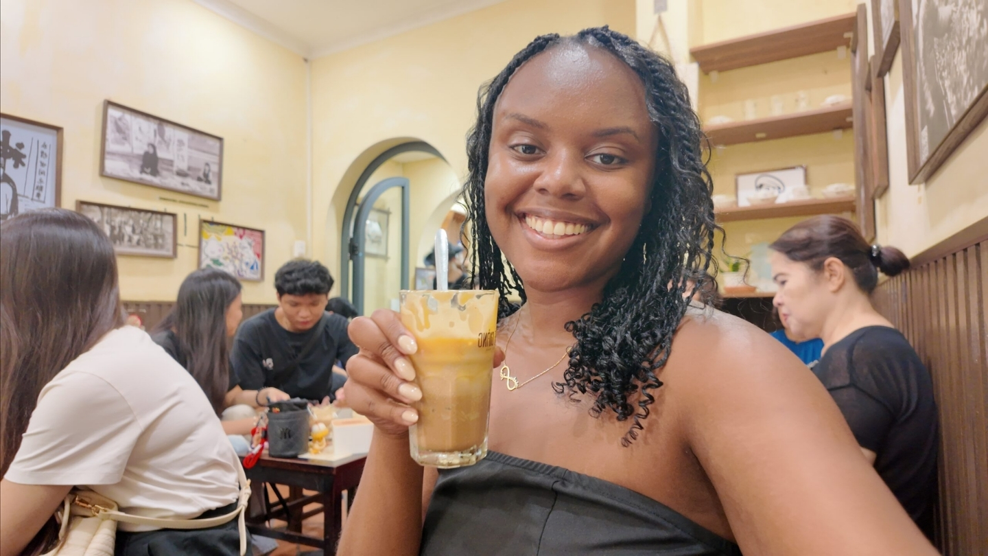 Soddisfazione delle turiste nel gustare il caffè 