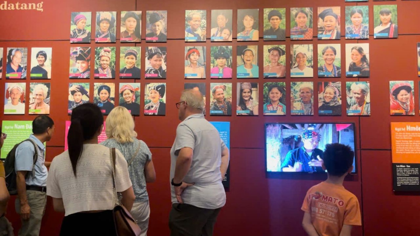 Turisti internazionali visitano Museo delle Donne