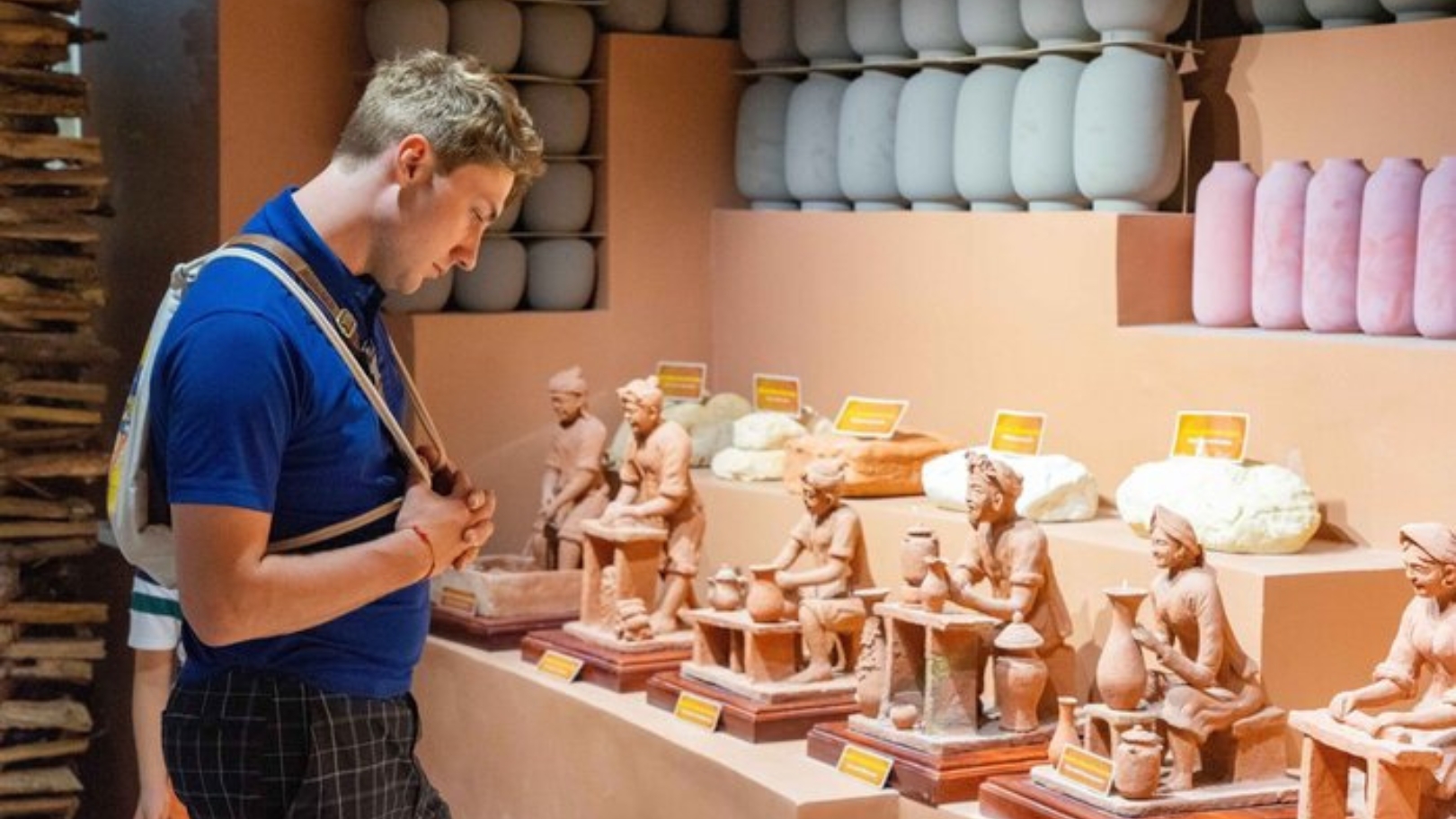 Un angolo espositivo al secondo piano del museo della ceramica di Bat Trang