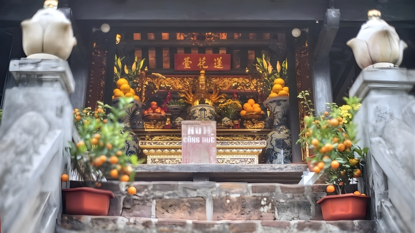 L’altare della dea Quan Am nella Pagoda a Pilastro Unico di Hanoi