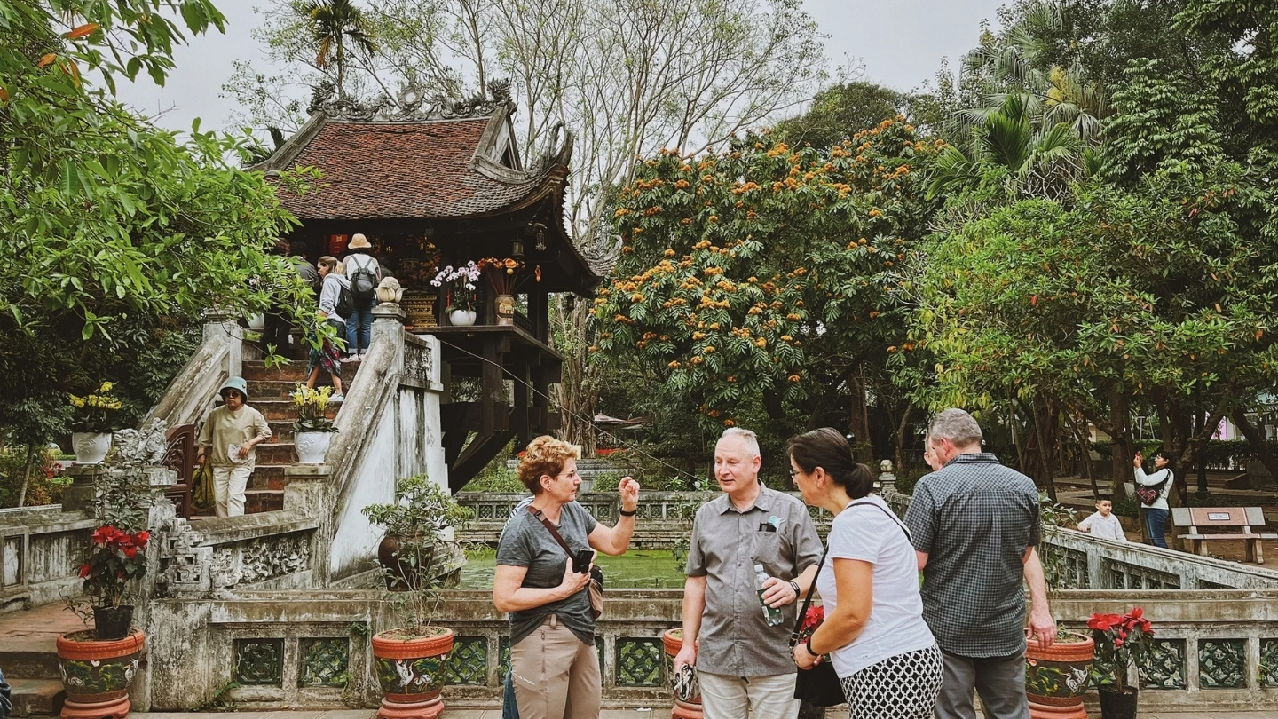 I turisti stranieri visitano la Pagoda a Pilastro Unico