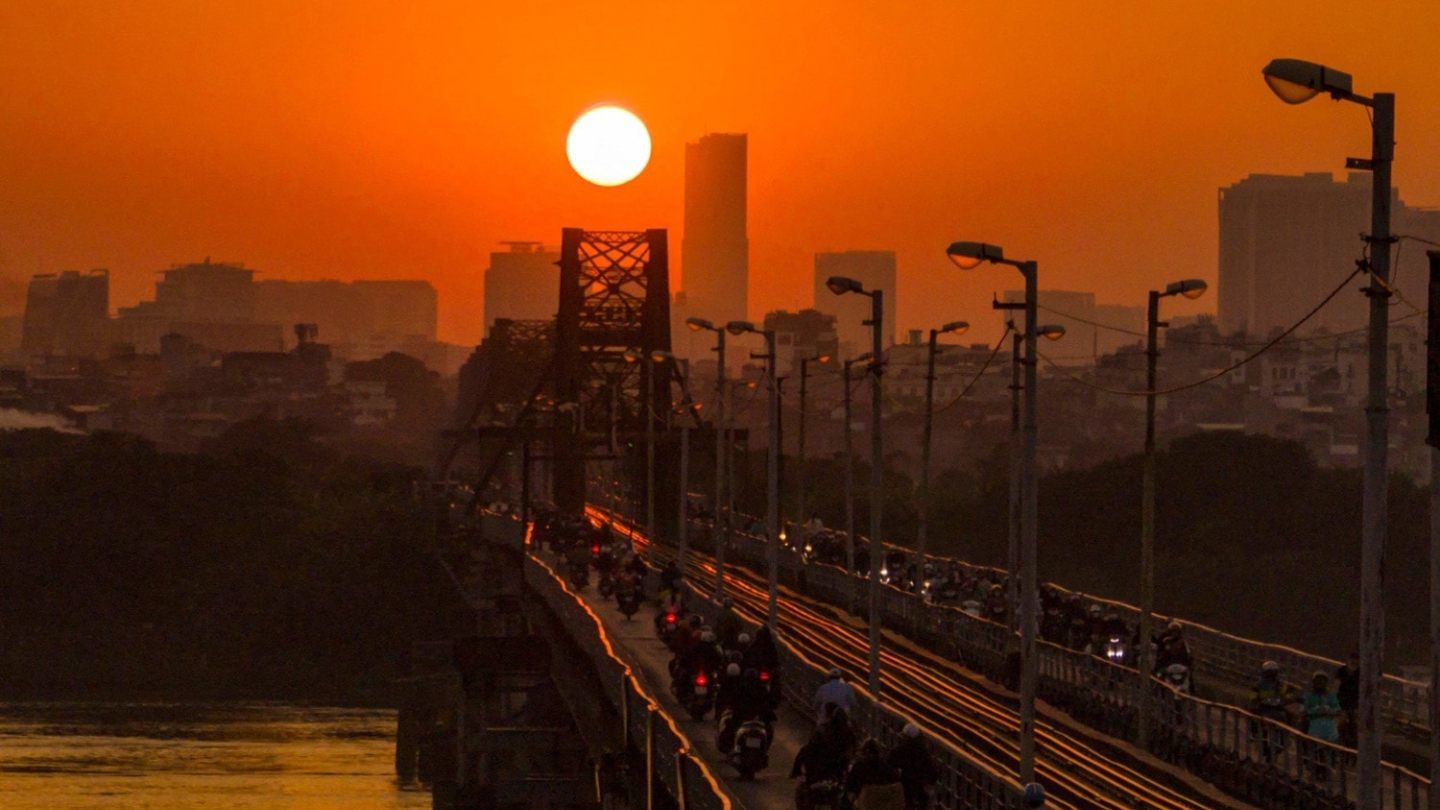 Guardare il tramonto dal Ponte Long Bien