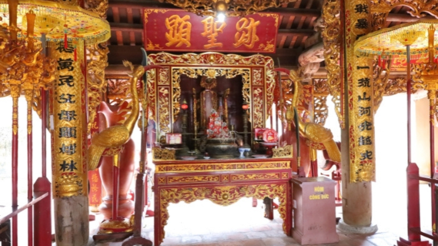 Spazio interno del Mausoleo e del Tempio di Ngo Quyen