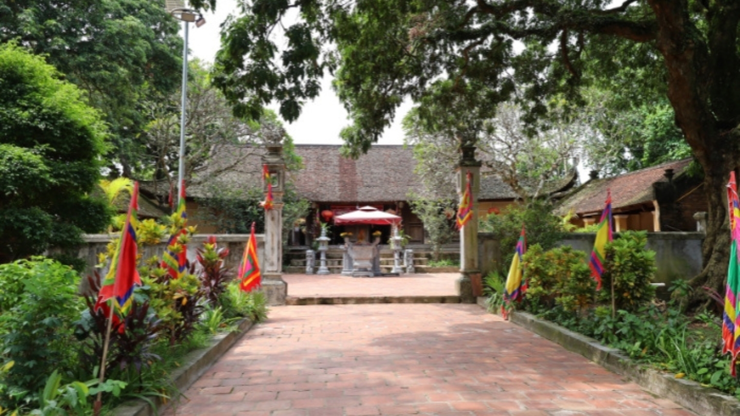 Tempio di Phung Hung nell'antico villaggio di Duong Lam