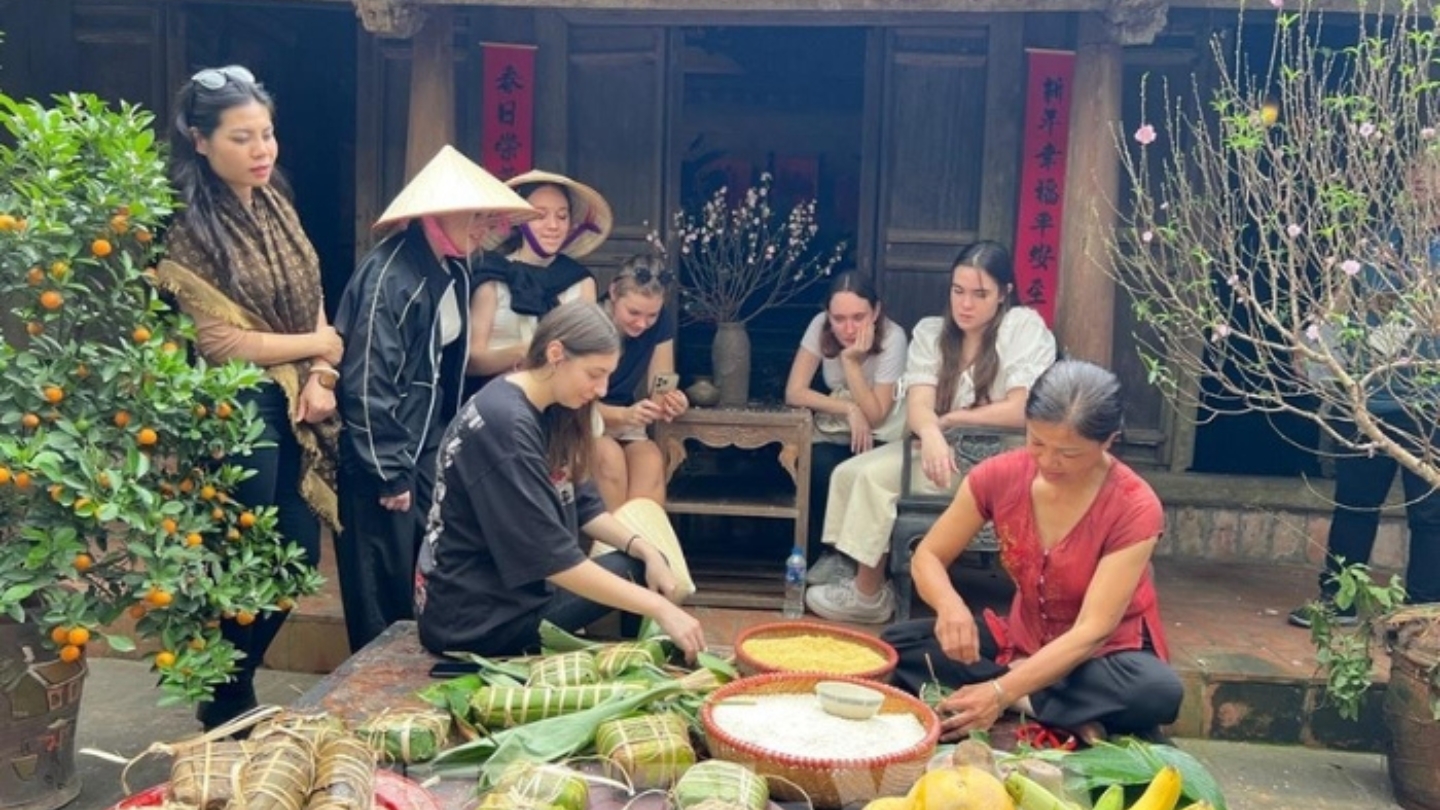 Festeggia il tradizionale Tet con la gente del posto a Duong Lam