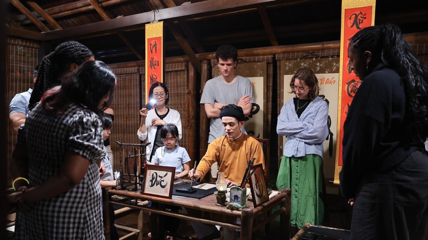 Tour notturno del Tempio della Letteratura ad Hanoi