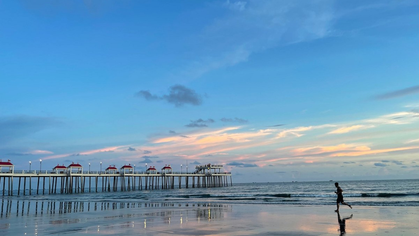 Hamptons Pier, il pontile di 270 metri che si estende sul mare