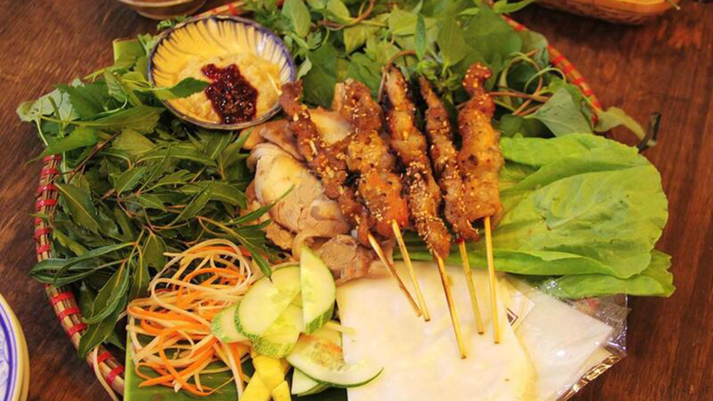 Bánh ướt thịt nướng (Involtini di riso al vapore con maiale alla griglia)