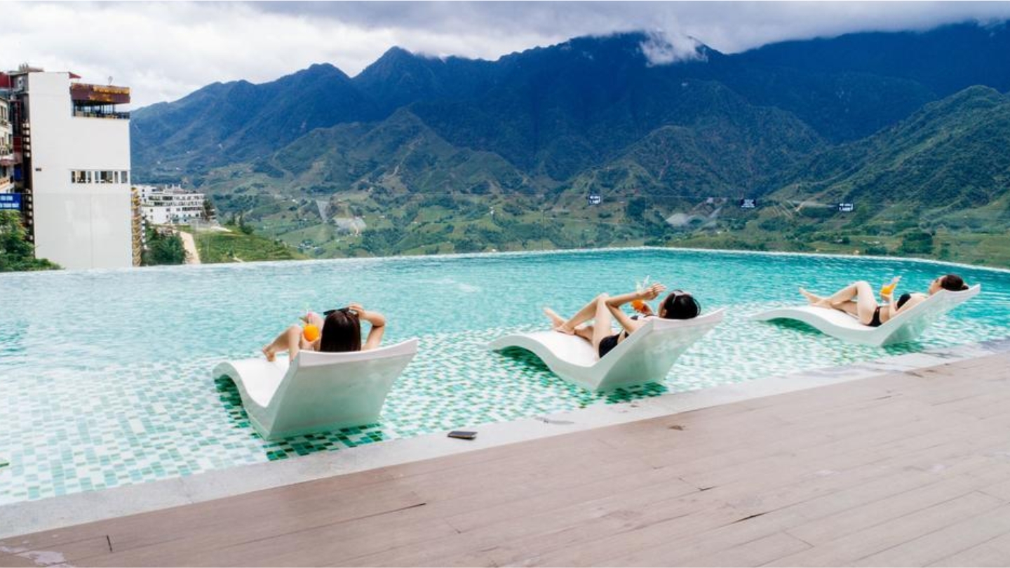 Una vista incredibile dalla piscina all'aperto dell'albergo 
