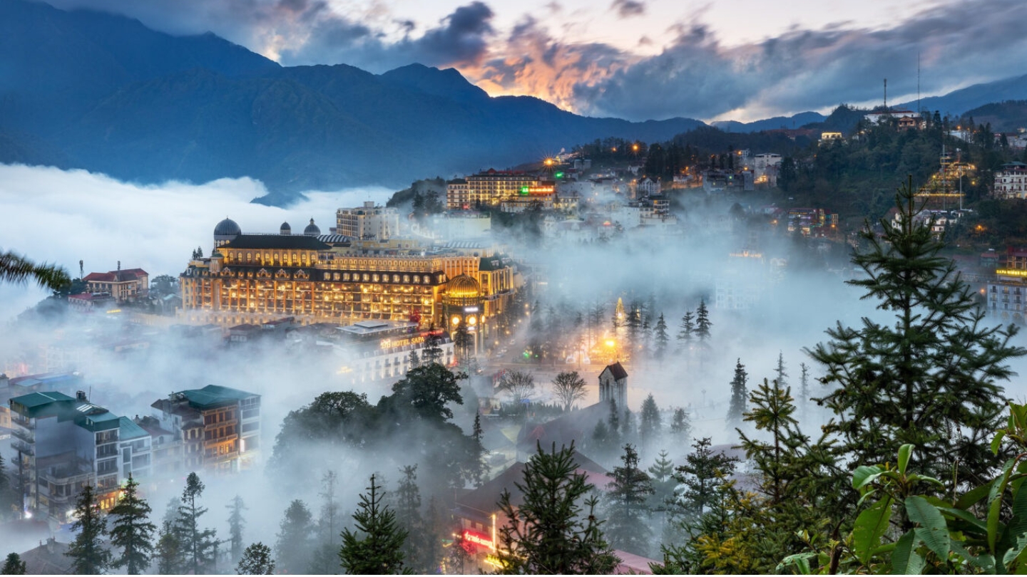Sapa avvolta nella nebbia 