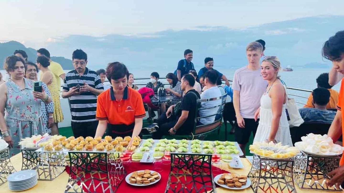 Il buffet di Cozy bay a 3 stelle nella Baia di Halong