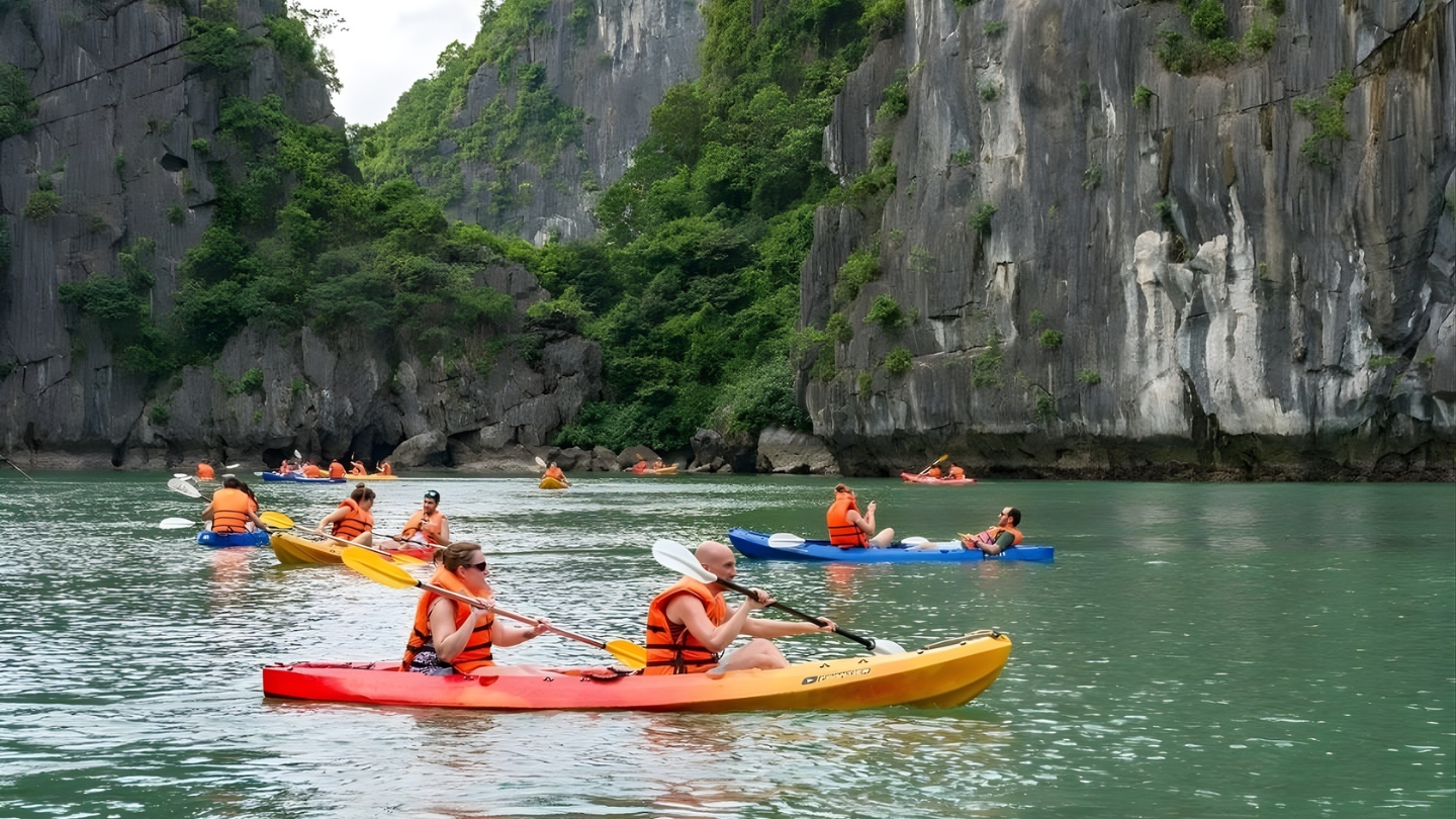Esperienza di kayak per visitare la grotta di Luon