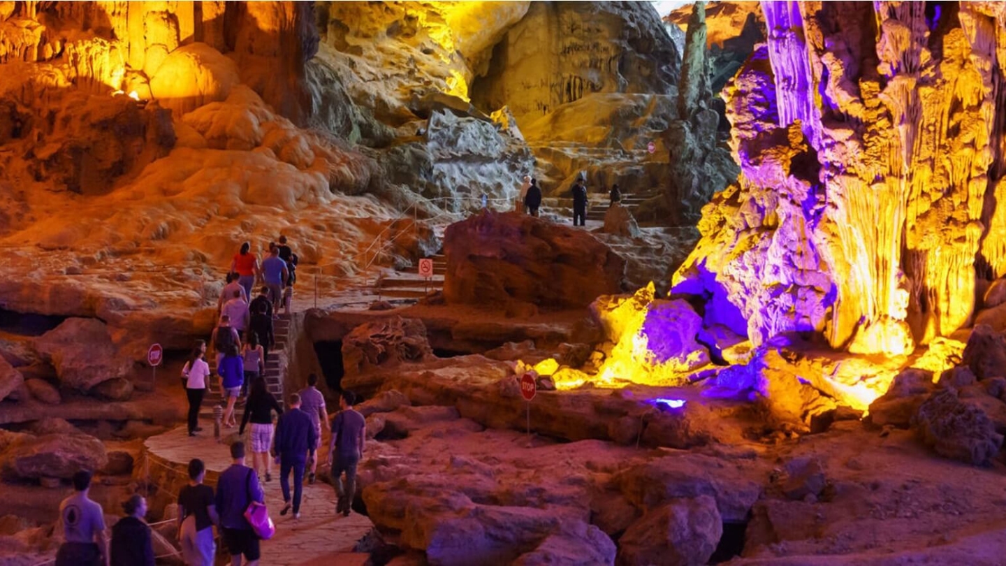 Visita della Grotta di Sung Sot
