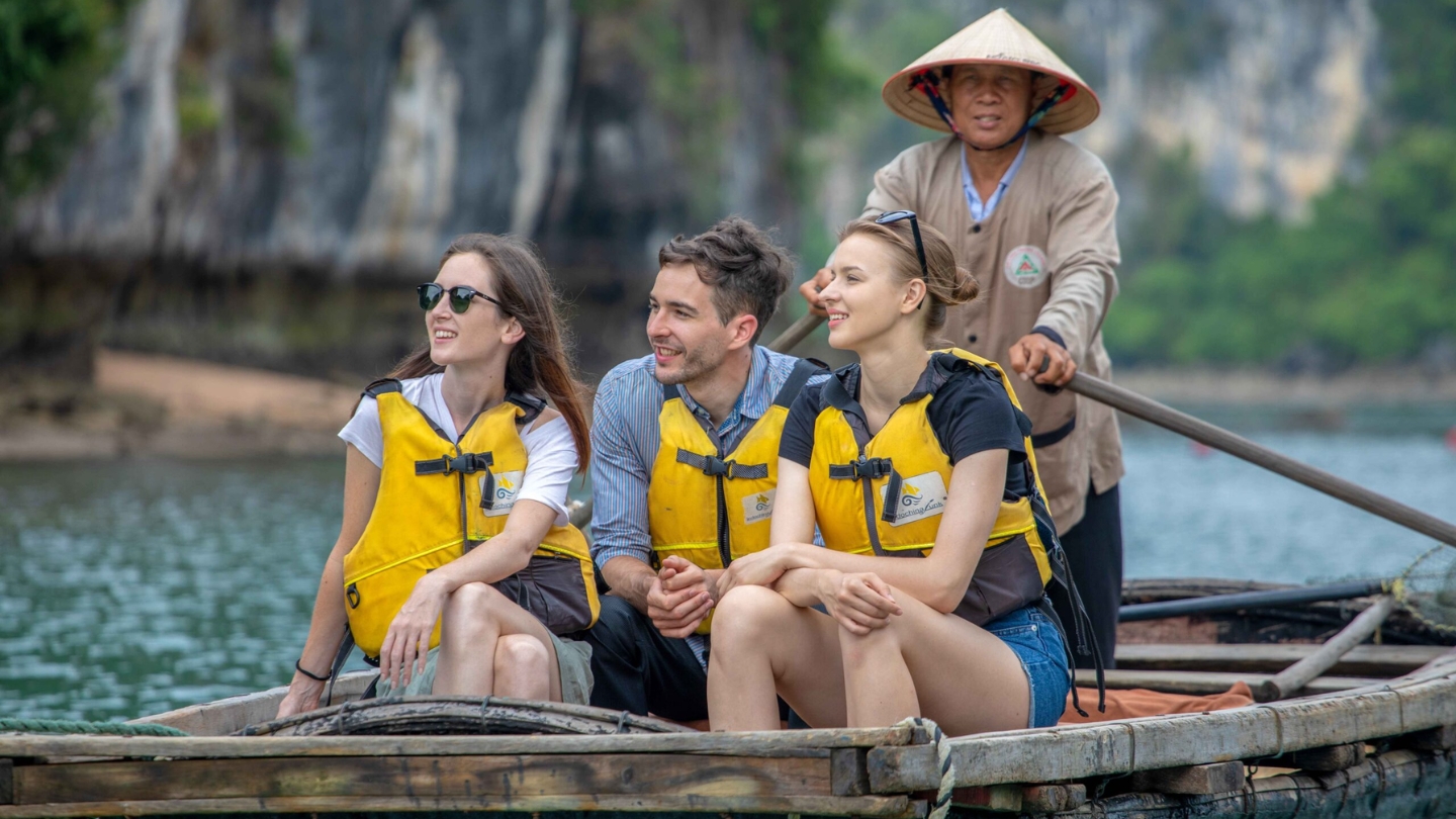 Scopri il villaggio di pescatori di Vung Vieng durante tuo viaggio 2 giorni nella baia di Bai Tu Long
