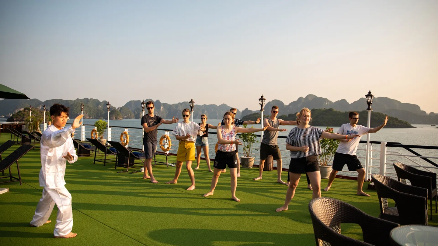 Un momento di calma assoluta: Tai Chi nella Baia di Halong in inverno