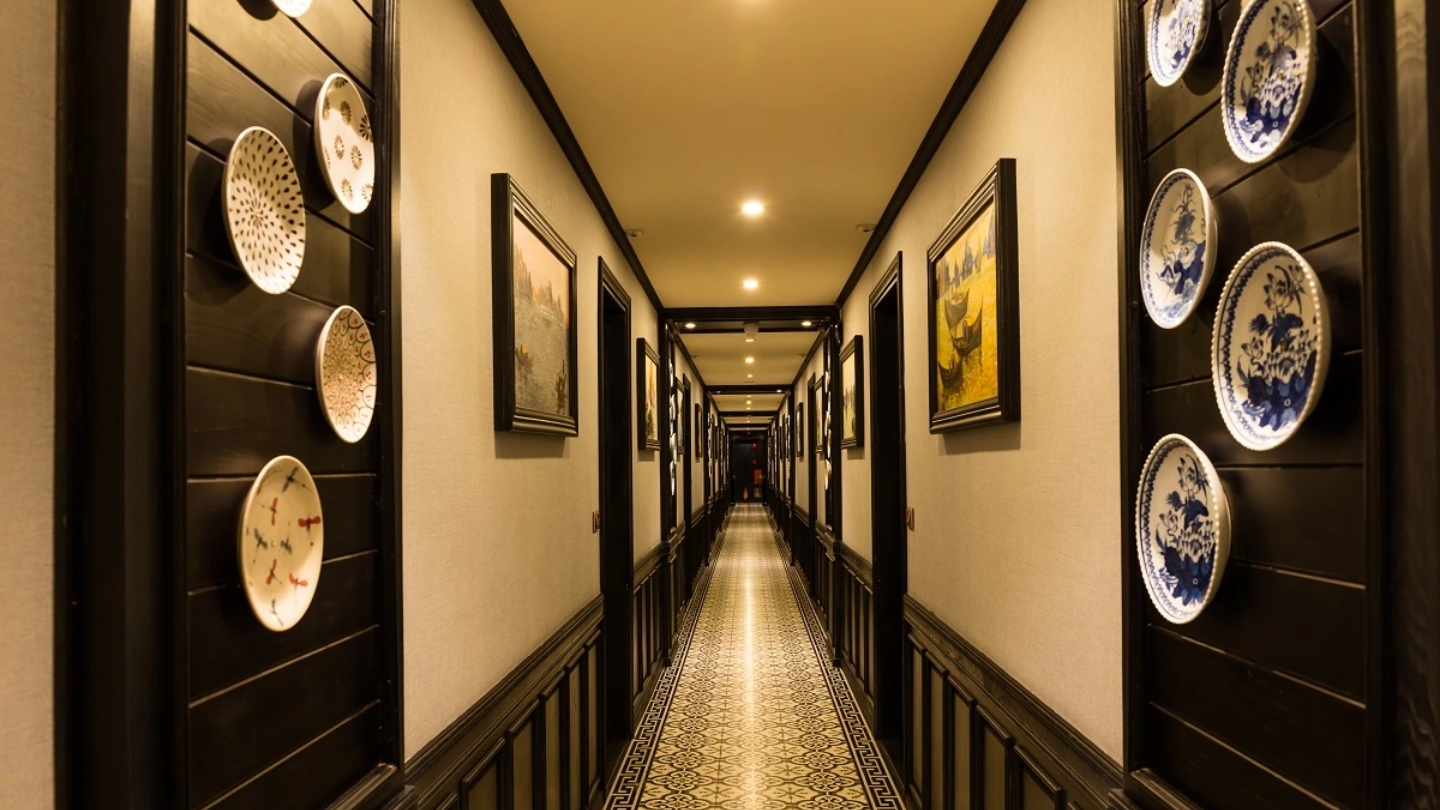 Decorazioni tradizionali e moderne nei corridoi