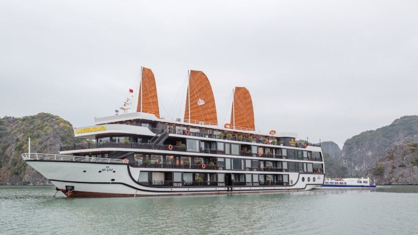 Crociera La Regina Grand Cruise 5 stelle nella baia di Halong