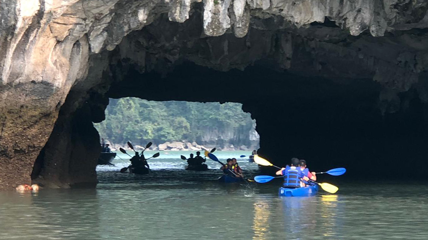 Barca di bambù verso la grotta Buio e Luminoso