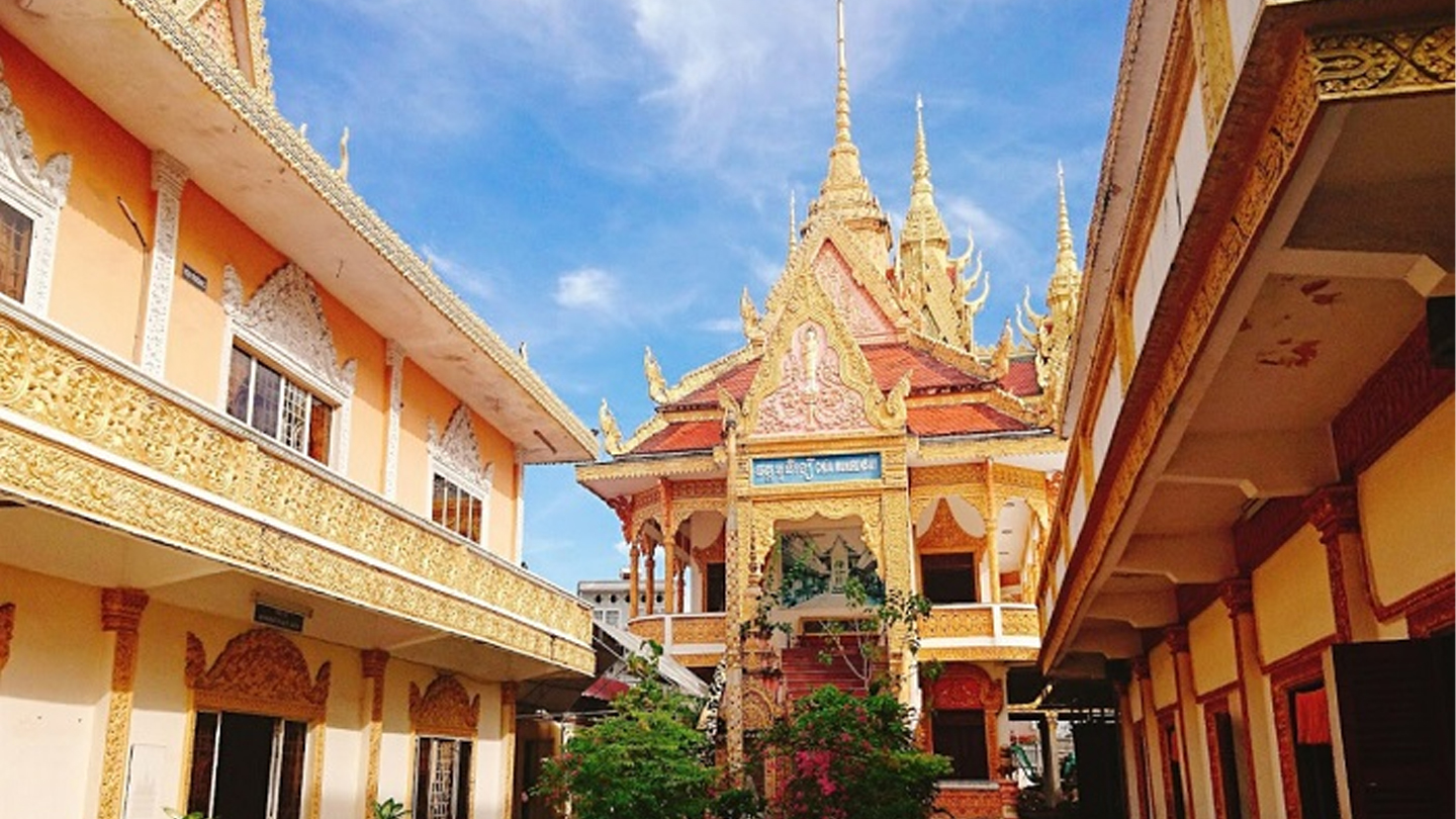 Esplorare il tempio Khmer Munirensay