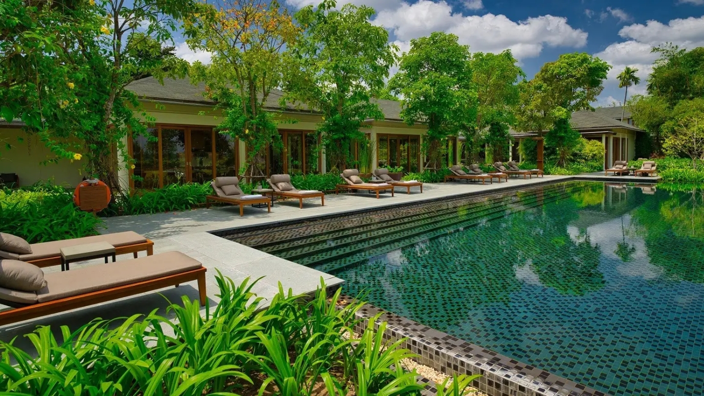 Una rigogliosa vegetazione circonda il resort 