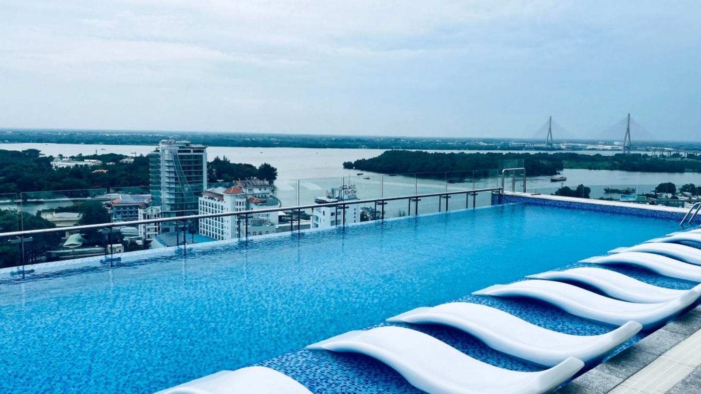 Splendida piscina a sfioro al 19° piano di resort