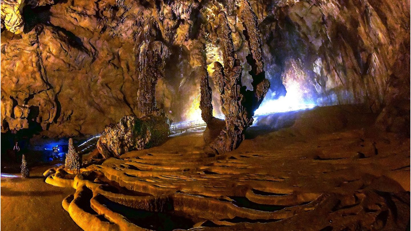 La spettacolare bellezza della grotta di Nguom Ngao