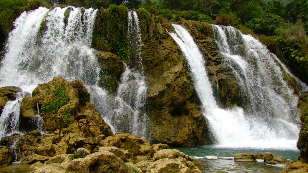 Atmosfera suggestiva tra cultura, natura e paesaggi da cartolina.