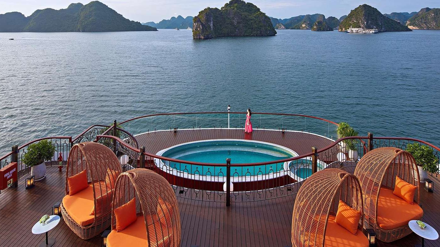 Panorama incantevole della Baia di Ha Long dal ponte della barca