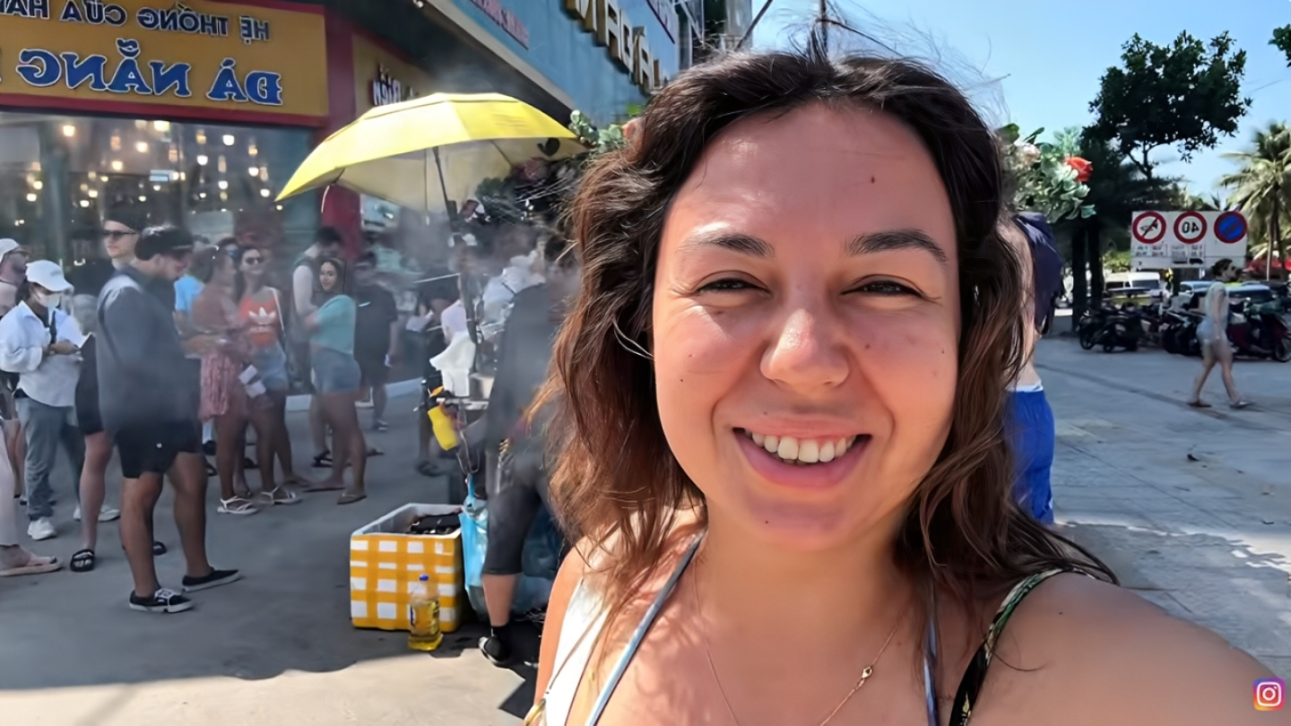 Turista aspetta 40 minuti in fila per comprare un banh mi da 2,70 USD