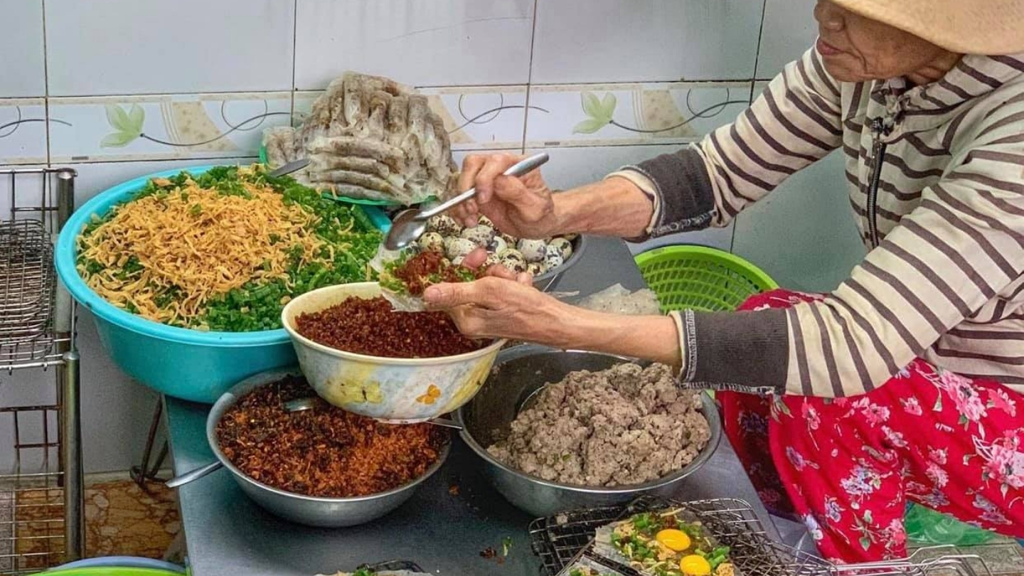 Il processo di preparazione del Banh trang kep