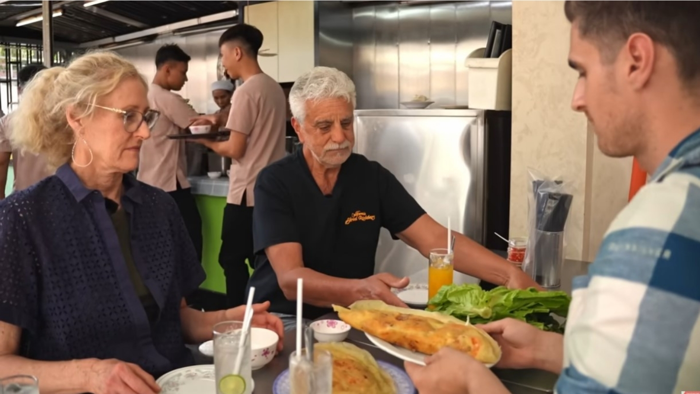Prima volta che i turisti assaggiano il Banh xeo a Da Nang 