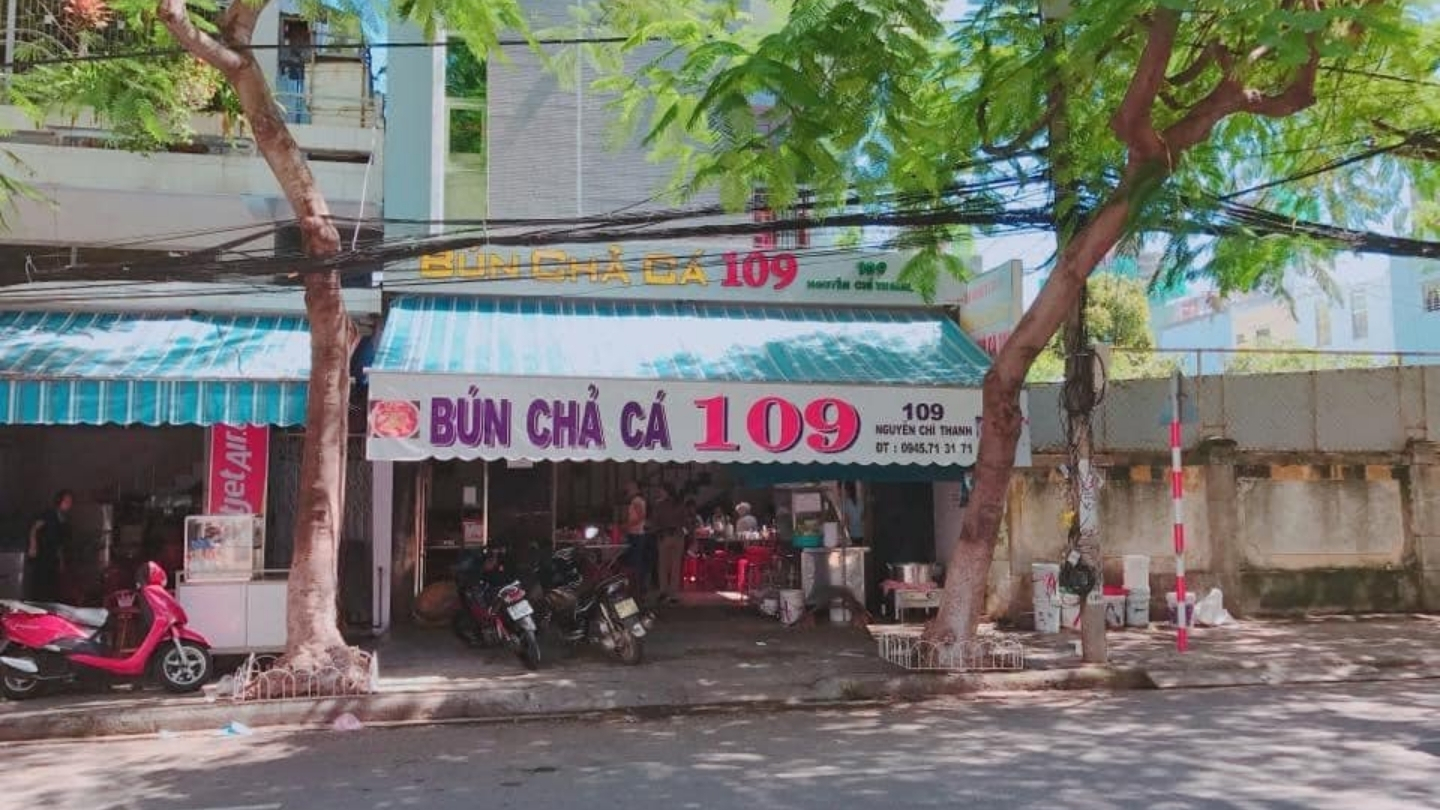 Uno dei locali di bun cha ca più amati dalla gente del posto 