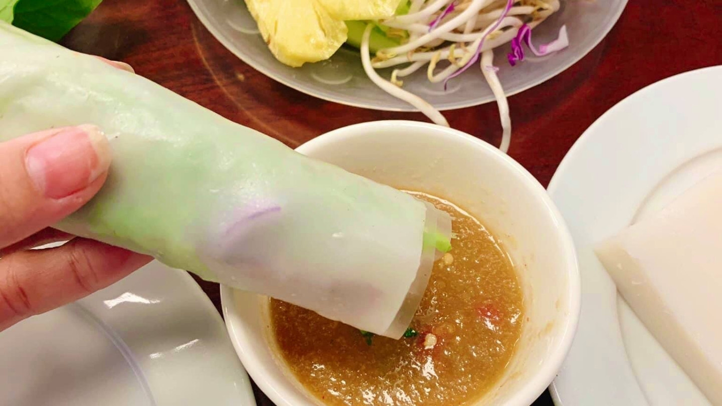 Si arrotola tutto così e si intinge nella salsa 
