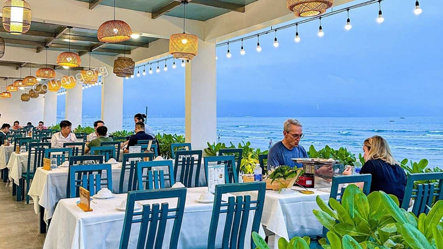 La vista da un famoso ristorante di pesce a Da Nang 