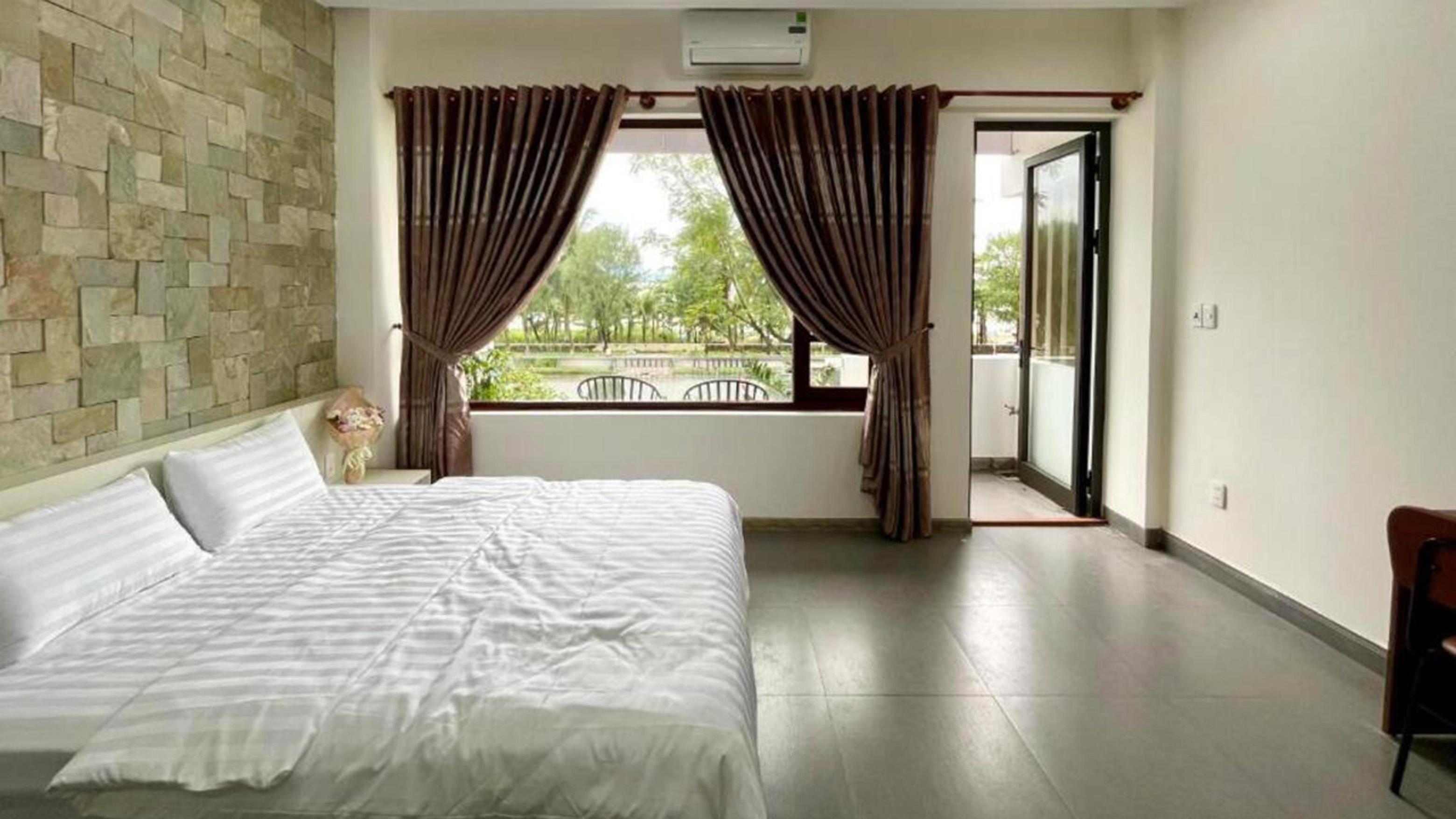 Aura Beachfront Hotel - Apartment