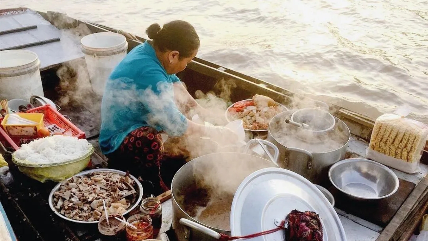 Colazione con noodles al mercato galleggiante di Cai Rang - Can Tho