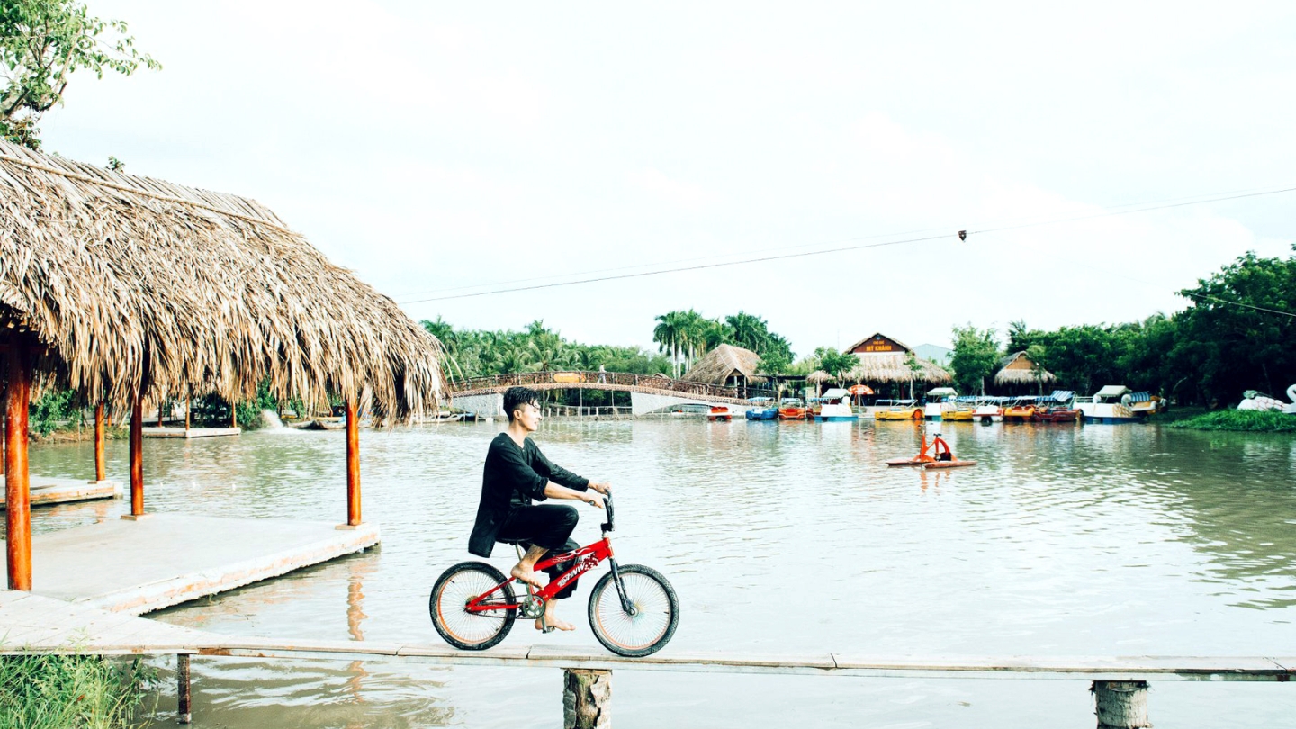 Attraversare in bicicletta il ponte di bambù nel Villaggio di My Khanh
