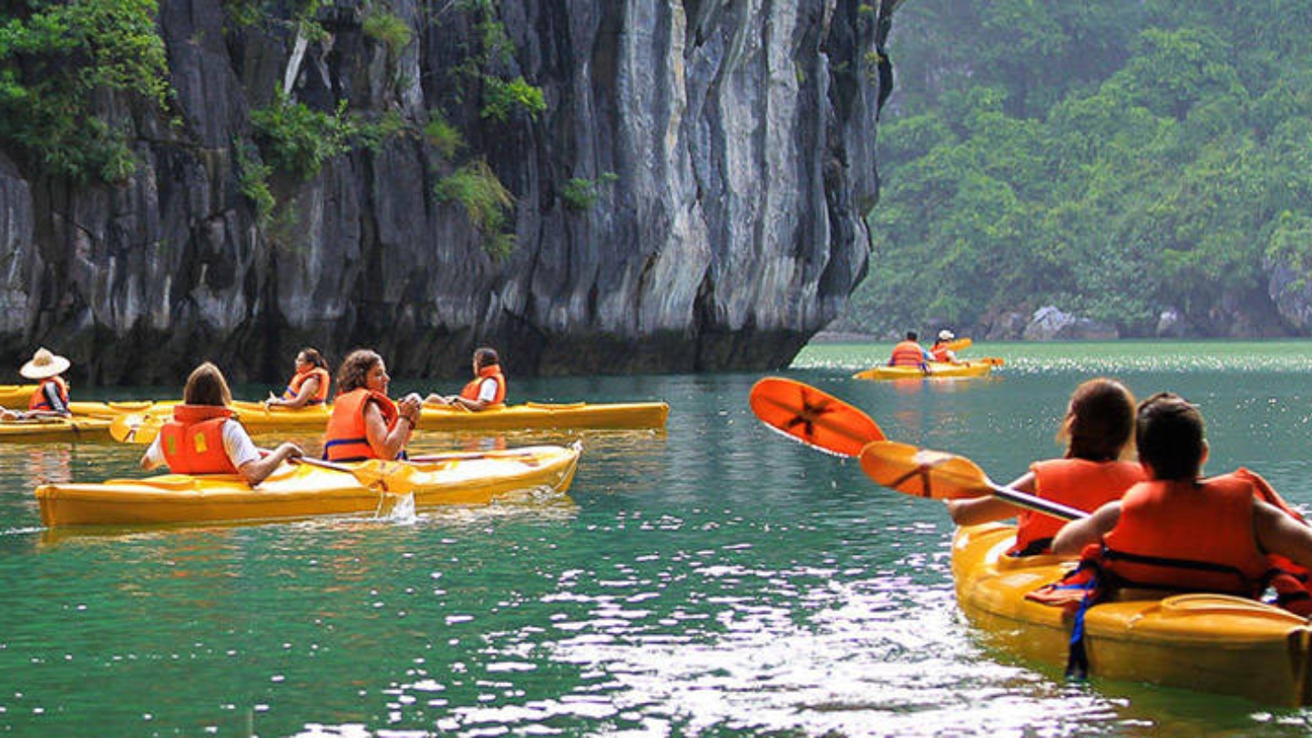 Vietnam cosa vedere in 15 giorni ? Kayak nella baia di Halong