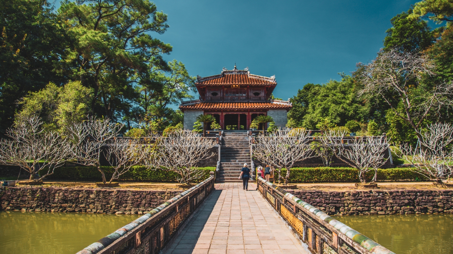 Visita le tombe degli imperatori Nguyen a Hue