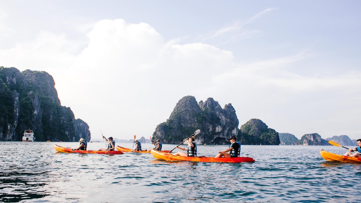Kayak nella baia di Halong