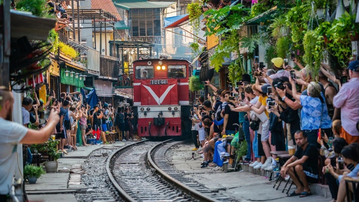 Ammira il treno che attraversa il cuore della capitale