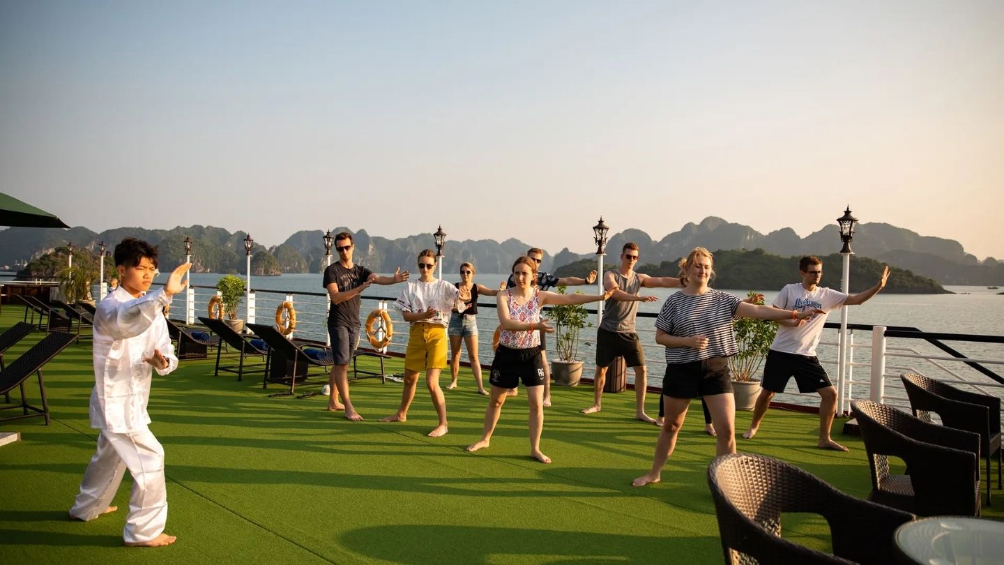 Tai Chi mattutino in crociera - Cosa fare in Vietnam ? 