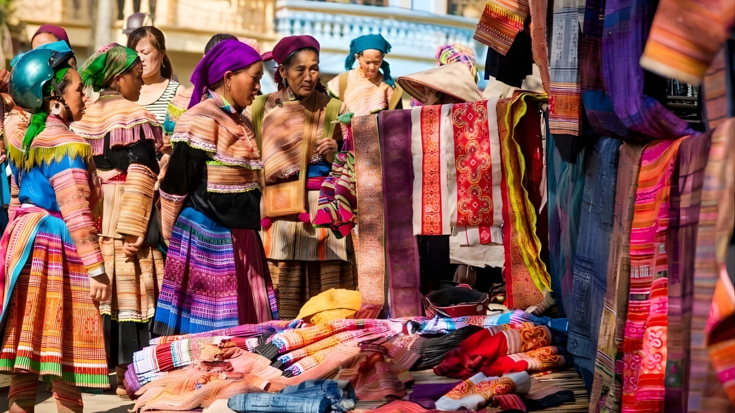 I costumi tradizionali colorati del popolo Hmong