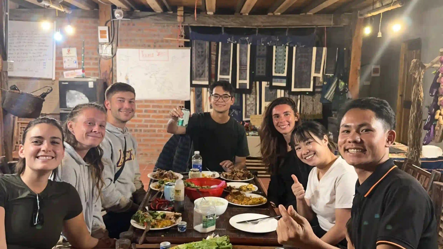 Un pasto tradizionale con gente locale