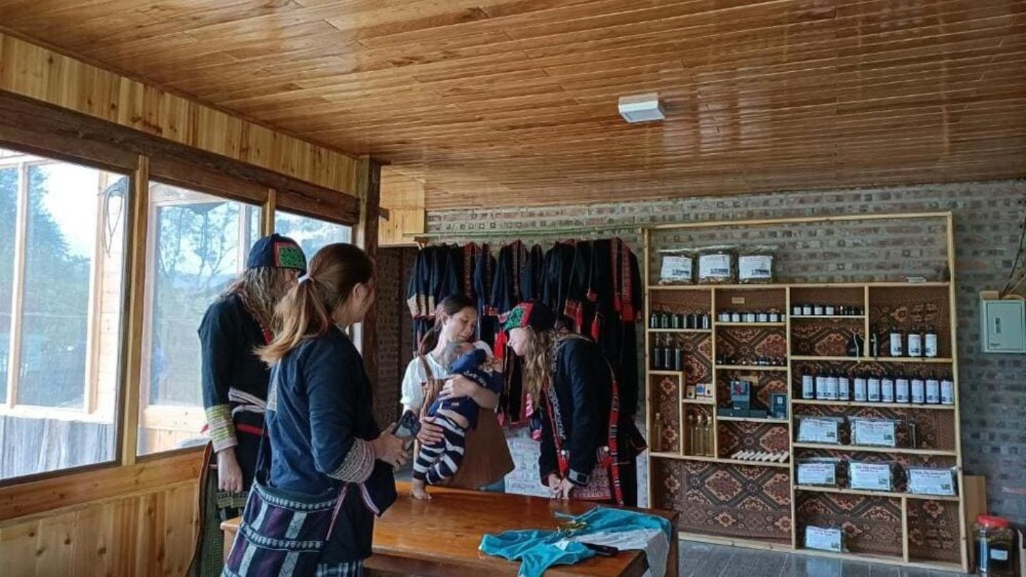 I turisti internazionali stanno giocando con un bambino