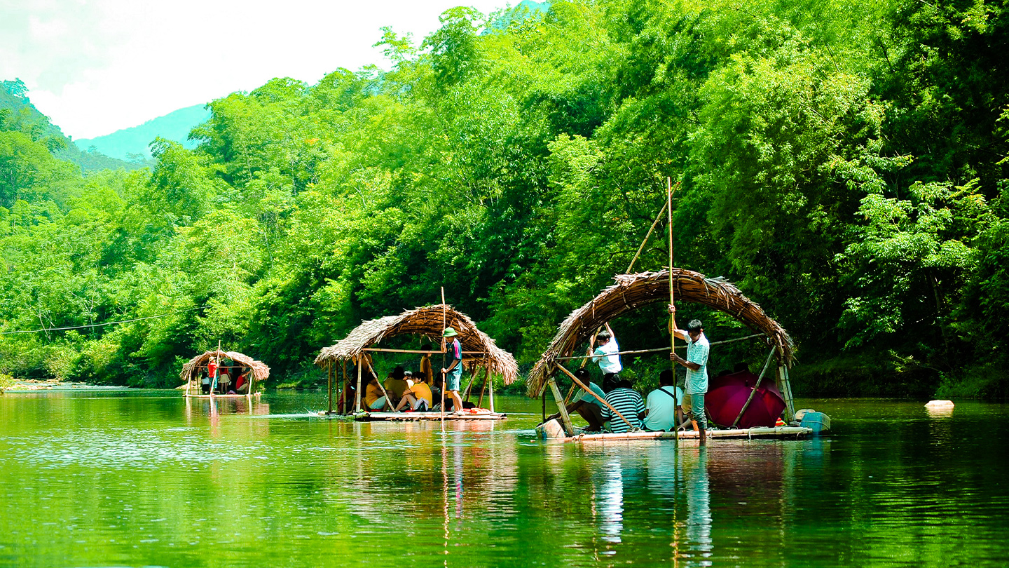 Una tranquilla escursione in zattera di bambù lungo il fiume a Pu Luong