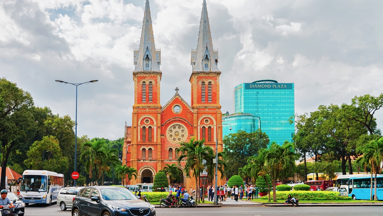 Cattedrale di Notre-Dame di Saigon iconico monumento coloniale.