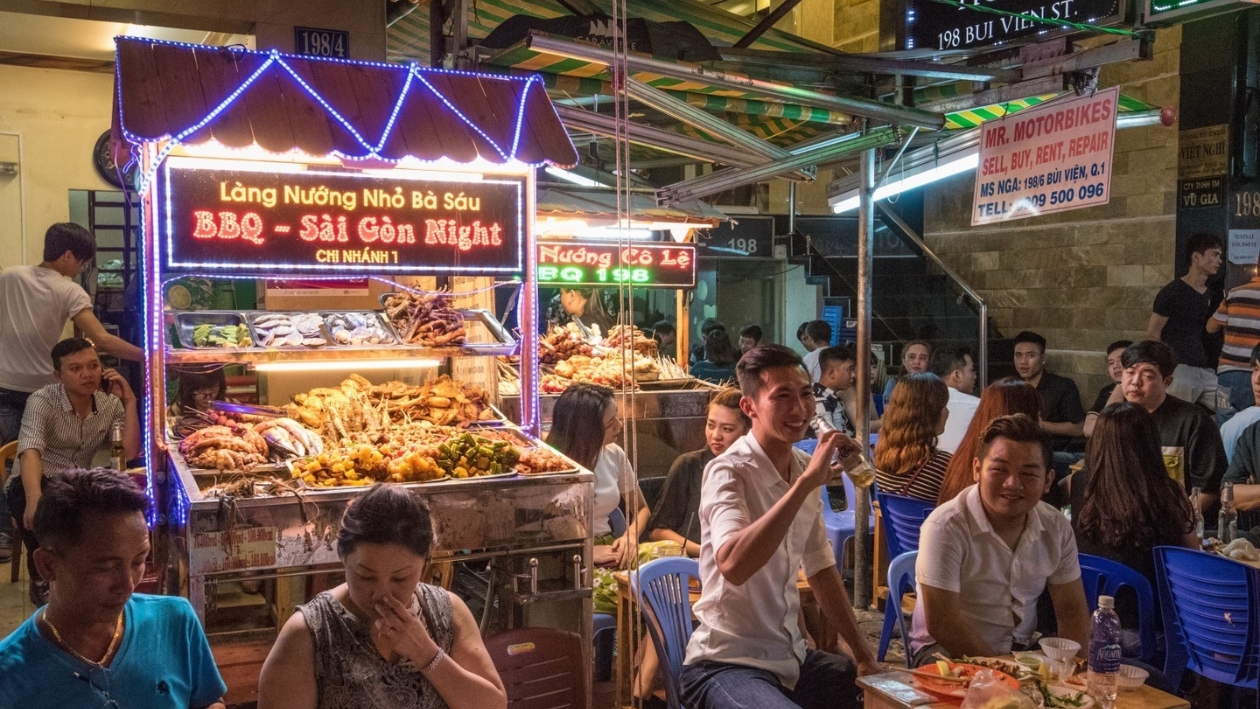 Mangiare a Saigon nel mercato con esperienza autentica