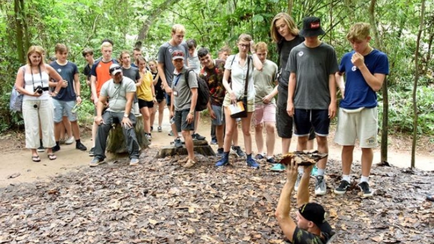 Esplorazione degli storici tunnel sotterranei di Cu Chi.